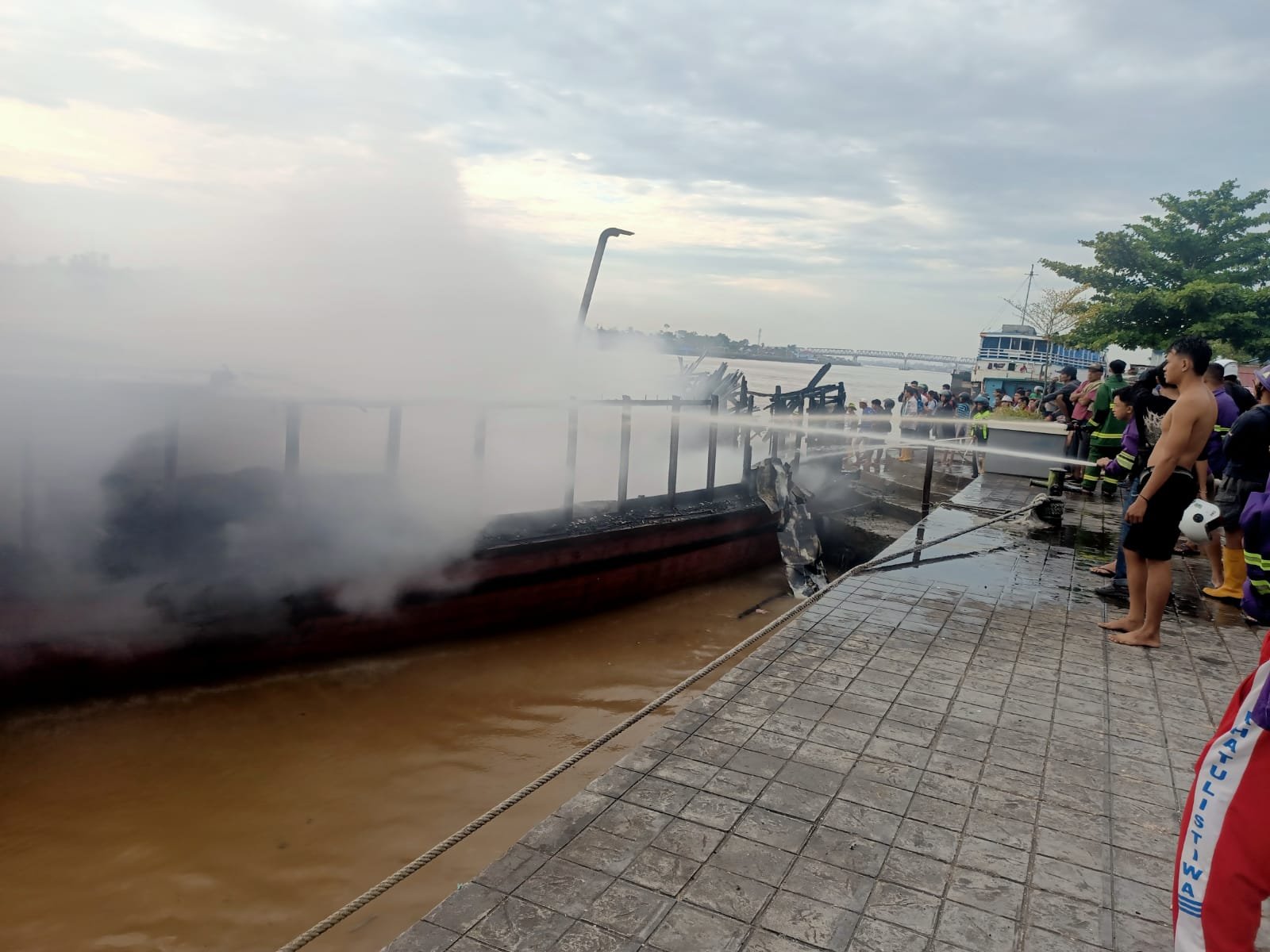FOTO; Kapal kayu pengangkut barang kelontong dan sembako, KM Mekar Jaya 01, terbakar hebat saat bersandar di Pelabuhan Senghie, Kecamatan Pontianak Selatan, pada Rabu pagi 11 Juni 2025.