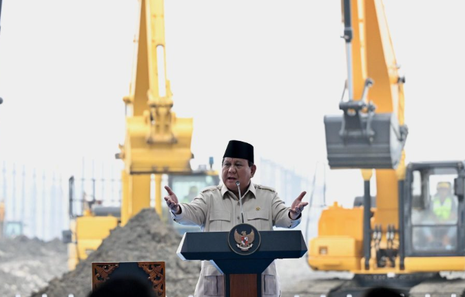 Presiden Prabowo Subianto meresmikan groundbreaking ekosistem industri baterai kendaraan listrik terintegrasi konsorsium ANTAM-IBC-CBL di Artha Industrial Hills (AIH), Kabupaten Karawang, Provinsi Jawa Barat pada Minggu, 29 Juni 2025. Foto: BPMI Setpres/Cahyo