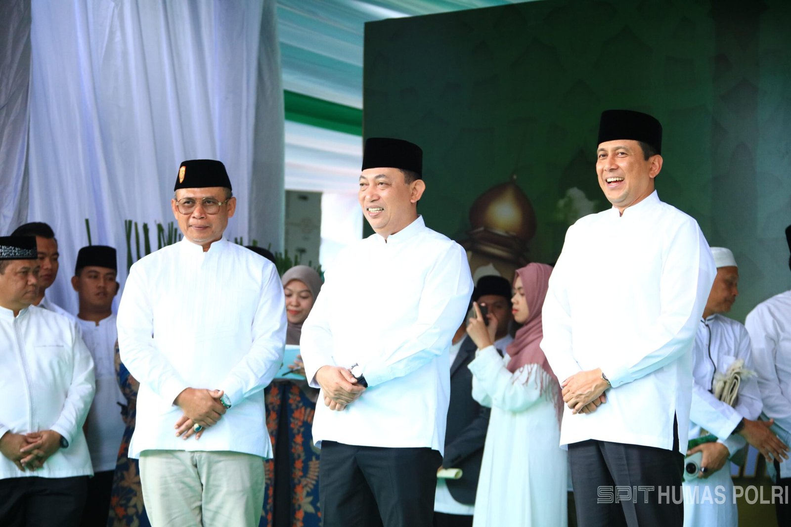 Kapolri Jenderal Polisi Listyo Sigit Prabowo menyerahkan ribuan hewan kurban.