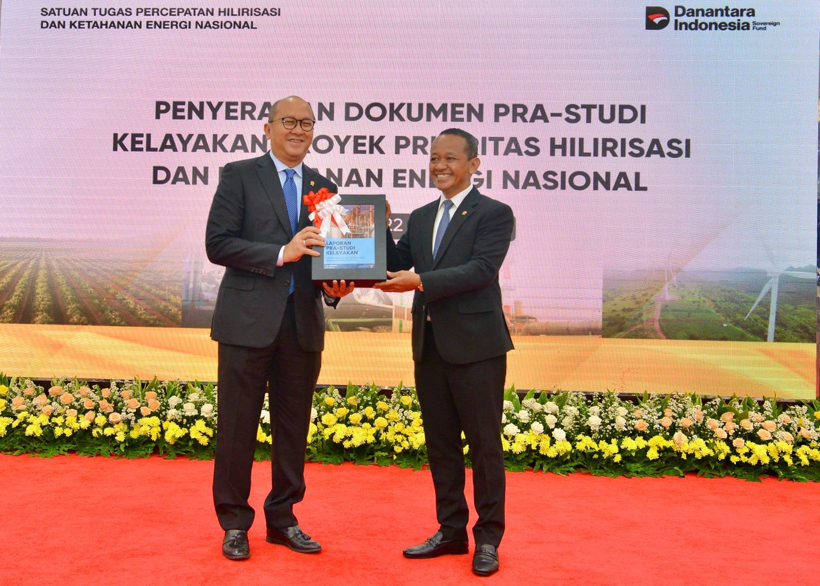 Menteri ESDM Bahlil Lahadalia (kanan) menyerahkan dokumen pra-studi kelayakan proyek hilirisasi senilai Rp618 triliun kepada CEO Danantara, Rosan Roeslani, di Jakarta (22/7).