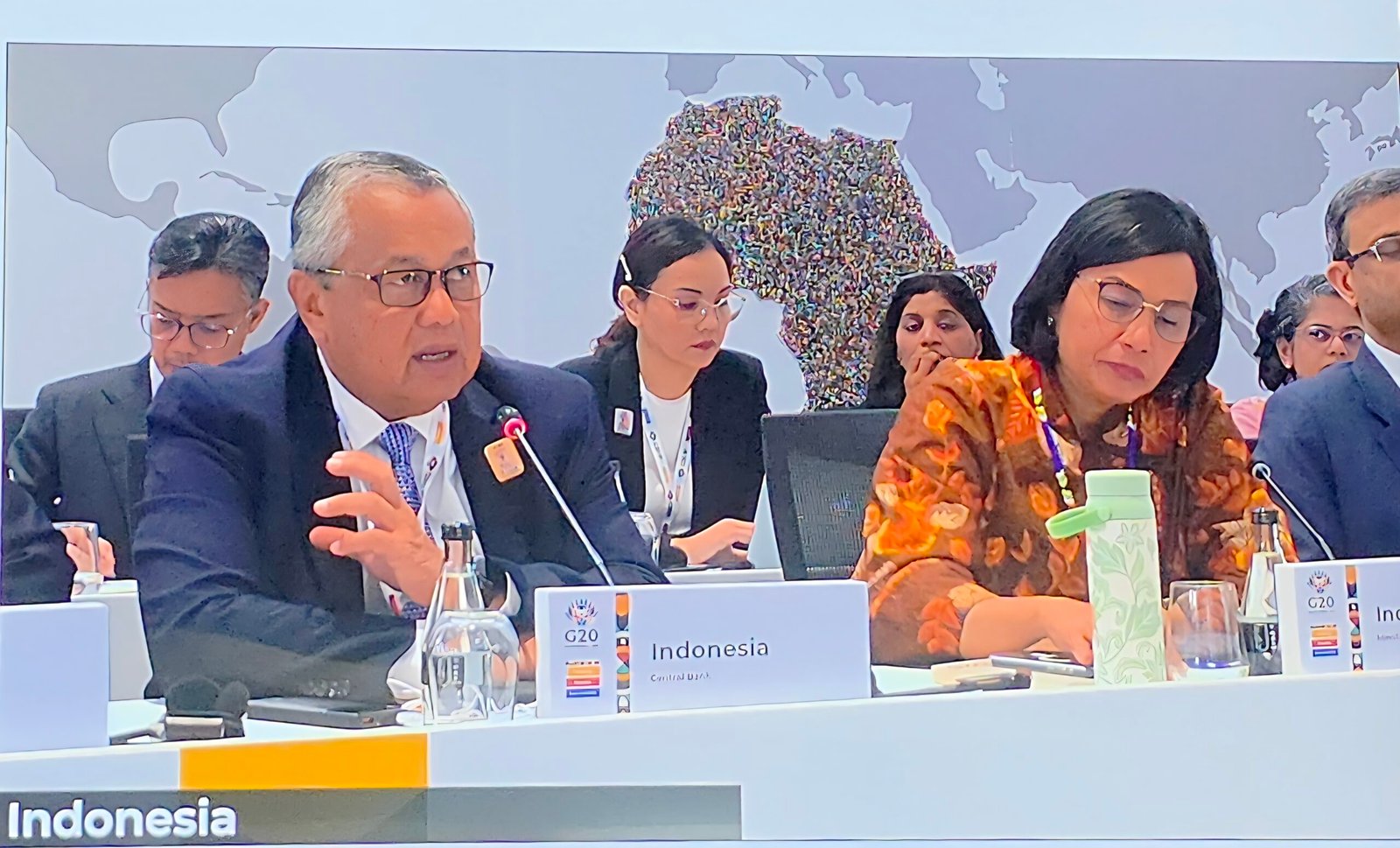 Menteri Keuangan RI Sri Mulyani dan Gubernur BI Perry Warjiyo saat menghadiri Pertemuan G20 di Durban, Afrika Selatan, 17–18 Juli 2025. (Foto: BI)