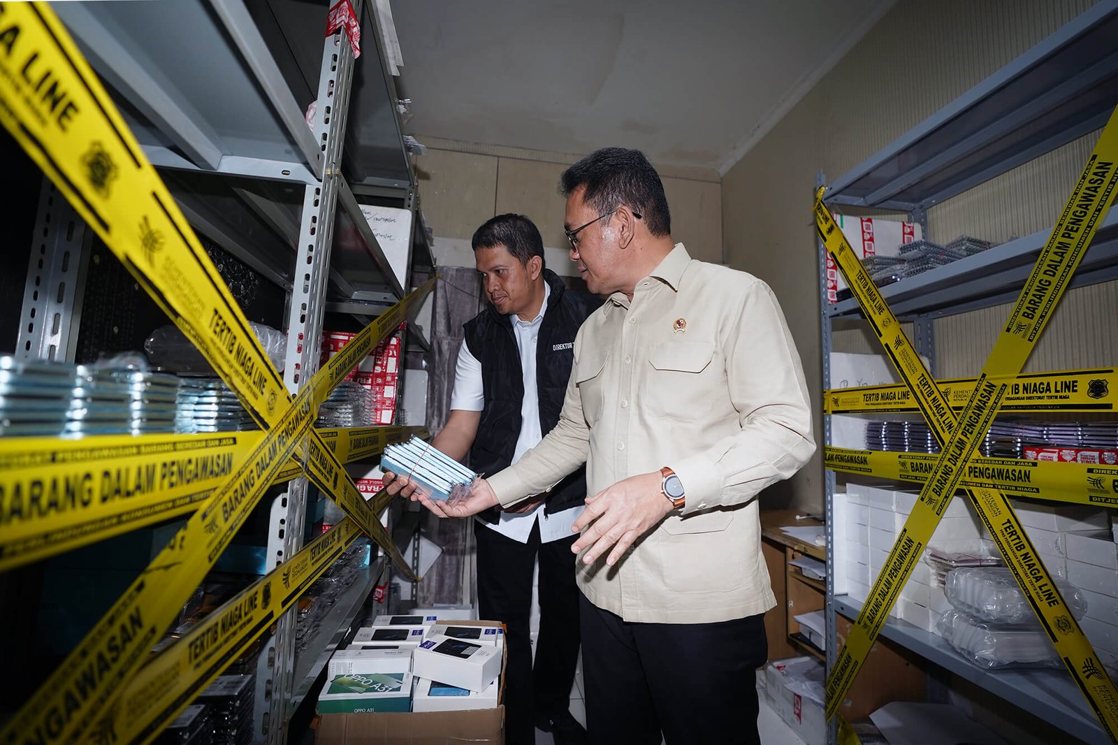 Menteri Perdagangan Budi Santoso memeriksa tumpukan ponsel pintar ilegal hasil penggerebekan di Jakarta Barat, Rabu (23/7).