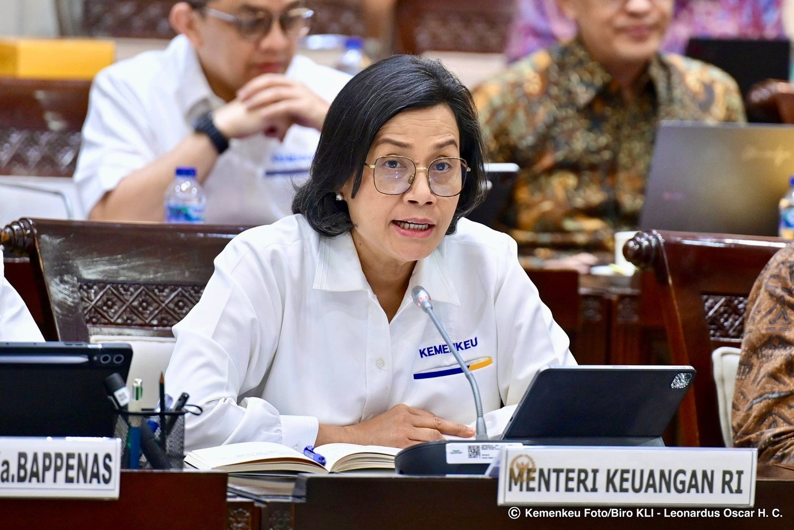 Menkeu Sri Mulyani menyampaikan pandangan pemerintah dalam Rapat Kerja Komisi XI DPR RI terkait penyusunan RAPBN 2026 di Gedung DPR, Senin (7/7).