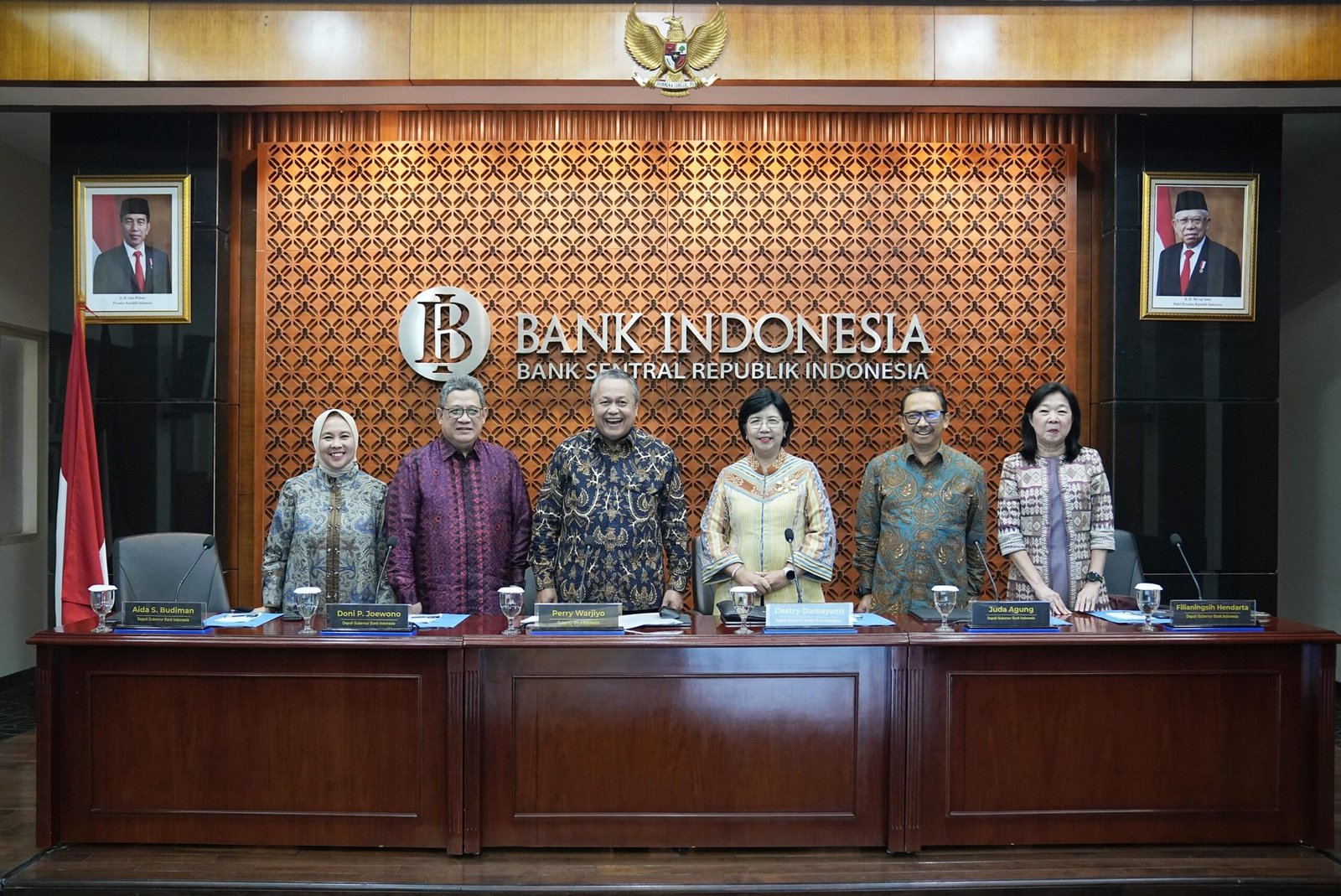 Para anggota Dewan Gubernur Bank Indonesia berfoto bersama usai Rapat Dewan Gubernur, 16 Juli 2025. BI turunkan BI-Rate ke 5,25% untuk dorong pertumbuhan ekonomi dan jaga stabilitas Rupiah.
