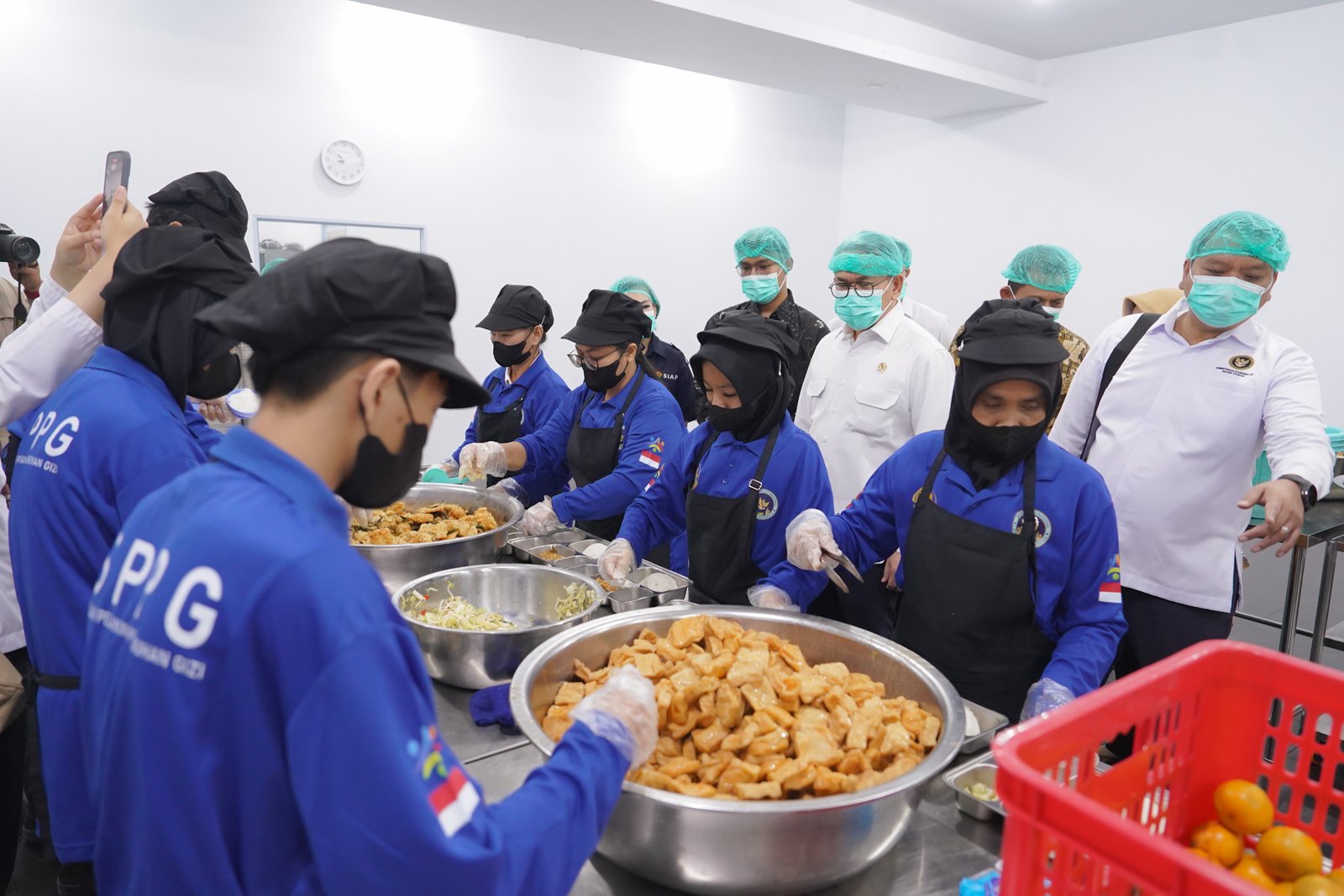 Mendag Busan mengawali kunjungan ke Satuan Pelayanan Pemenuhan Gizi (SPPG) Kampung Seraya dan meninjau proses langsung proses pengolahan hingga distribusi makanan.