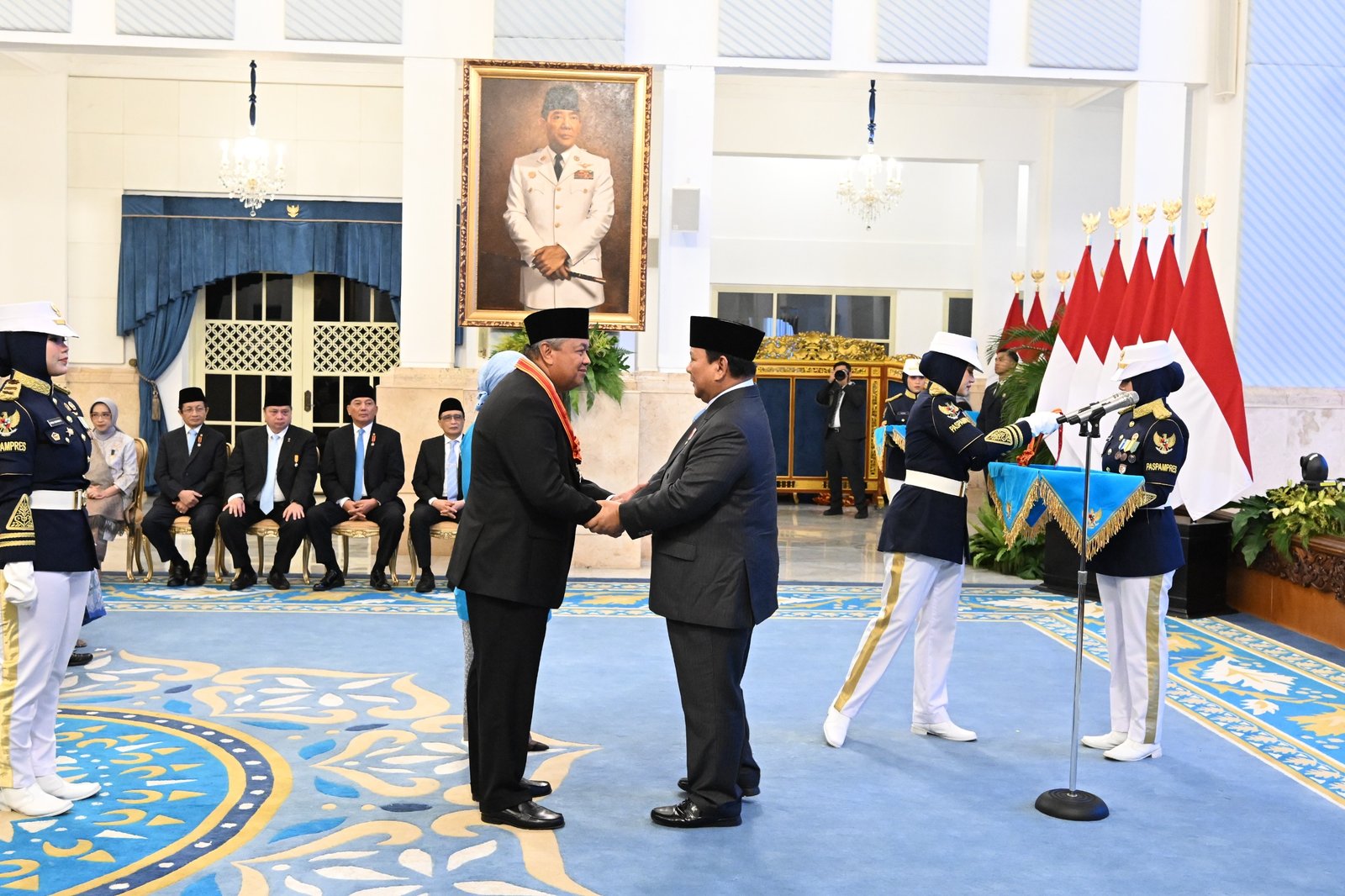 Presiden RI Prabowo Subianto menyematkan Tanda Kehormatan Bintang Mahaputera Utama kepada Gubernur Bank Indonesia Perry Warjiyo pada Upacara Penganugerahan Tanda Kehormatan Republik Indonesia di Istana Negara, Jakarta, Senin (25/8).