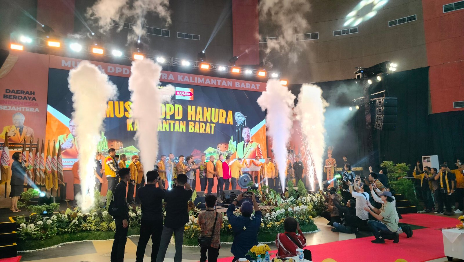 Wakil Ketua Umum DPP Partai Hanura Patrice Rio Capella bersama Wagub Kalbar Krisantus Kurniawan dan Ketua DPD Hanura Kalbar Suyanto Tanjung memukul gong tanda dibukanya Musda V Hanura Kalbar di Pontianak Convention Centre, Jumat (29/8/2025).