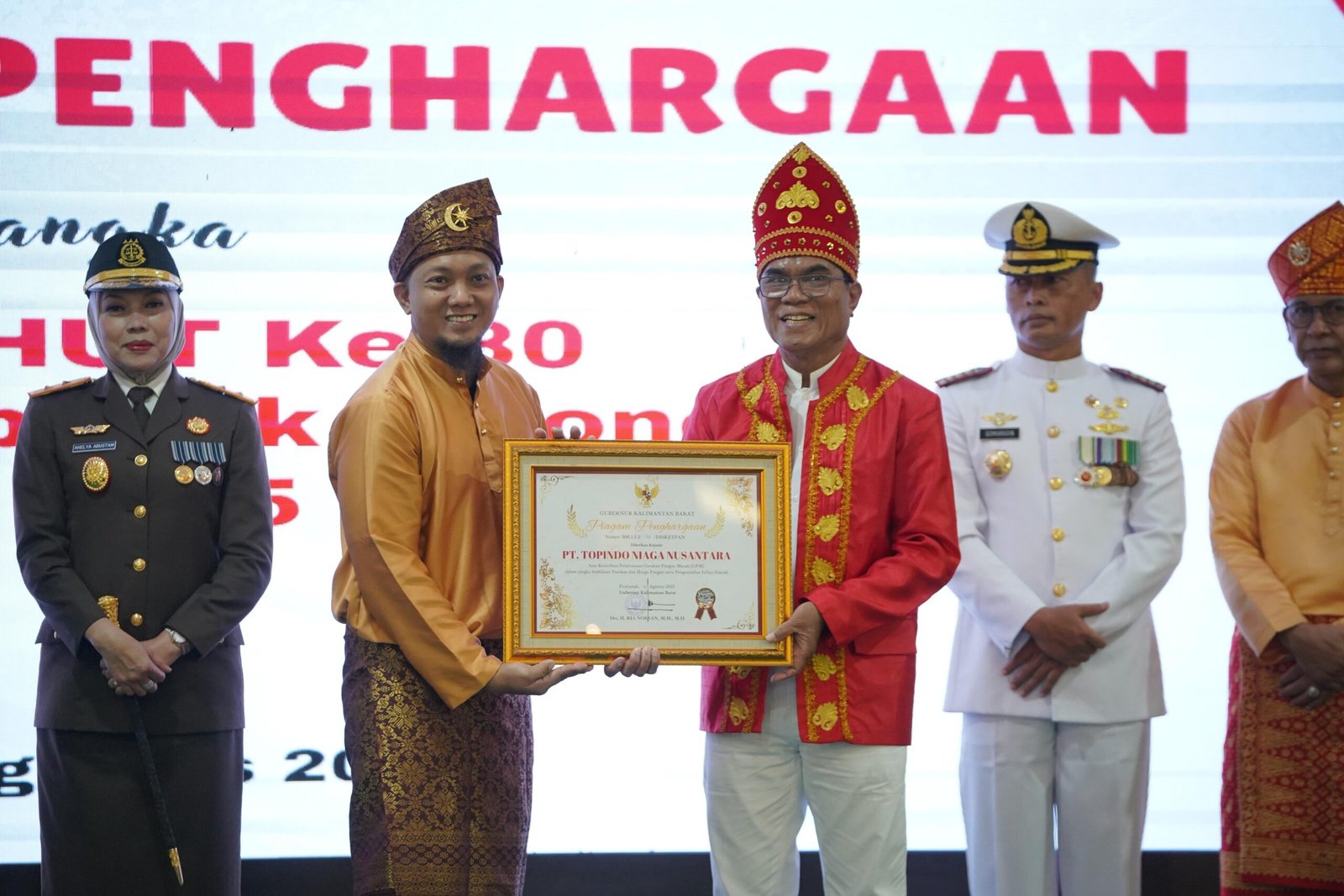 Penyerahan penghargaan kepada Topindo oleh Pemprov Kalbar.
