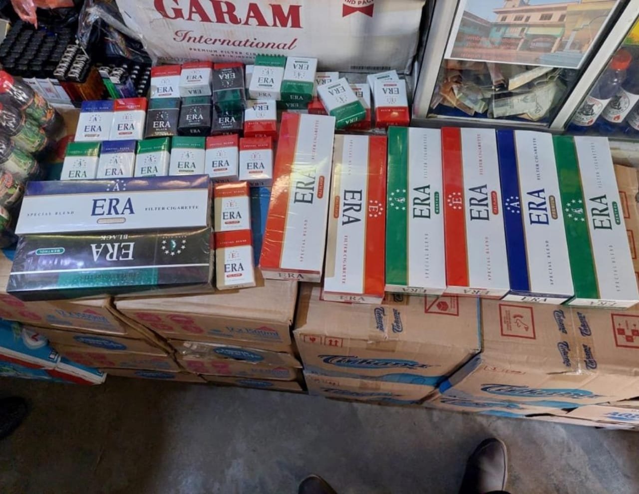 Stok rokok ERA di sebuah warung. Merek rokok murah hingga rokok ilegal kini menjadi favorit konsumen di Pontianak seiring kenaikan cukai rokok.