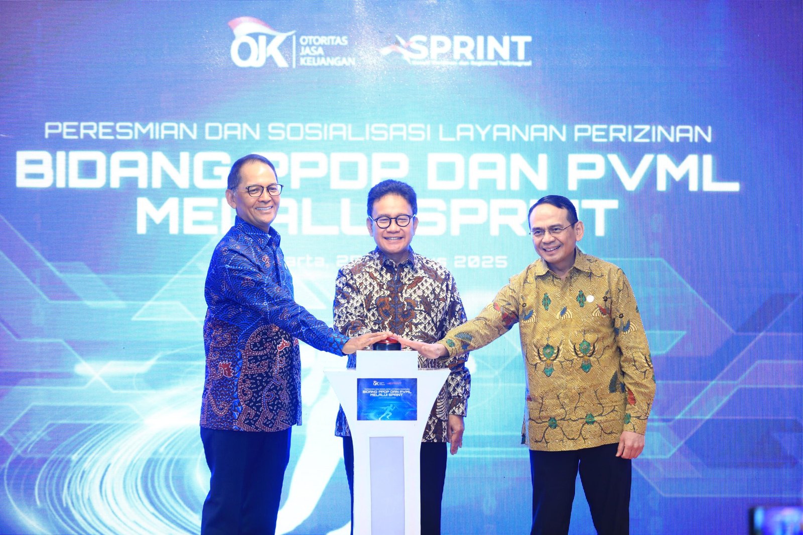 Peresmian SPRINT sebagai wajah baru layanan perizinan OJK, disaksikan pengurus asosiasi dan perwakilan industri jasa keuangan di Jakarta.