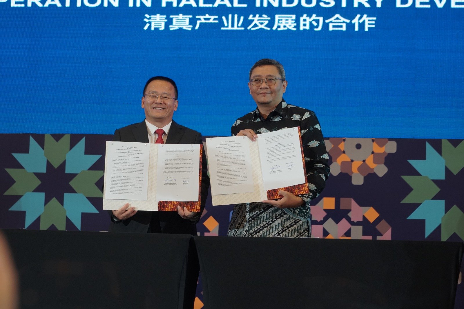 Penandatanganan Nota Kesepahaman antara Pusat Industri Halal Kemenperin dan FDSA Tiongkok dalam rangkaian Halal Indonesia International Industry Expo (Halal Indo) 2025, Jumat (26/9/2025).