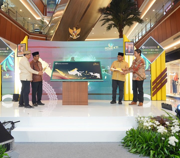 Pembukaan Festival Ekonomi Syariah (FESyar) KTI yang berlangsung selama 4 hari pada 29 Agustus – 1 September 2025 di Pontianak.