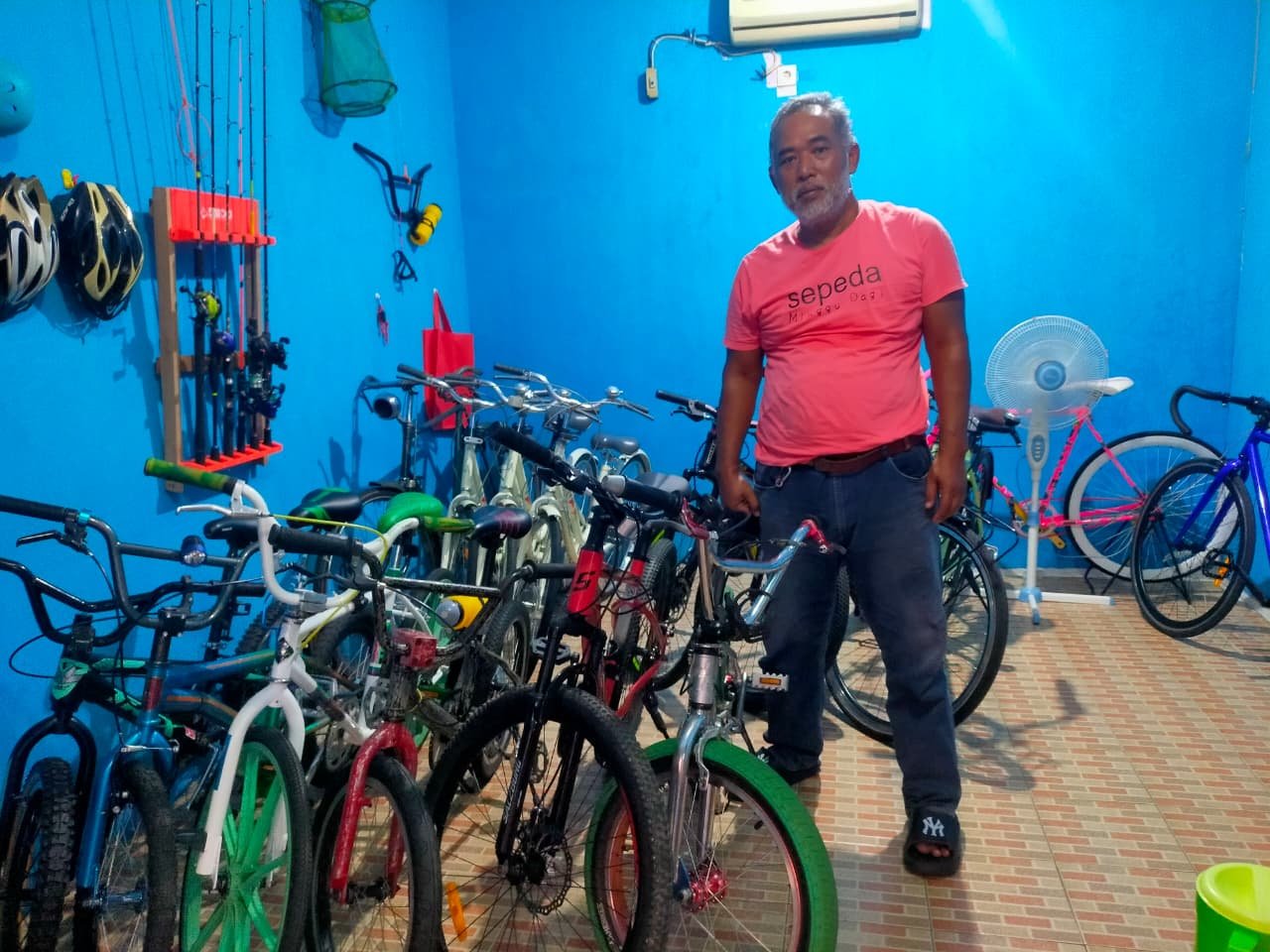 Herfin Yulianto bersama sepeda-sepedanya.