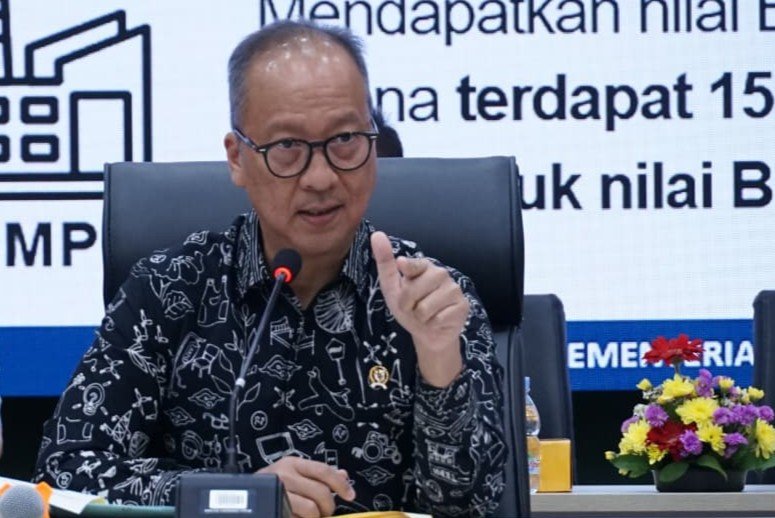 Menteri Perindustrian Agus Gumiwang Kartasasmita