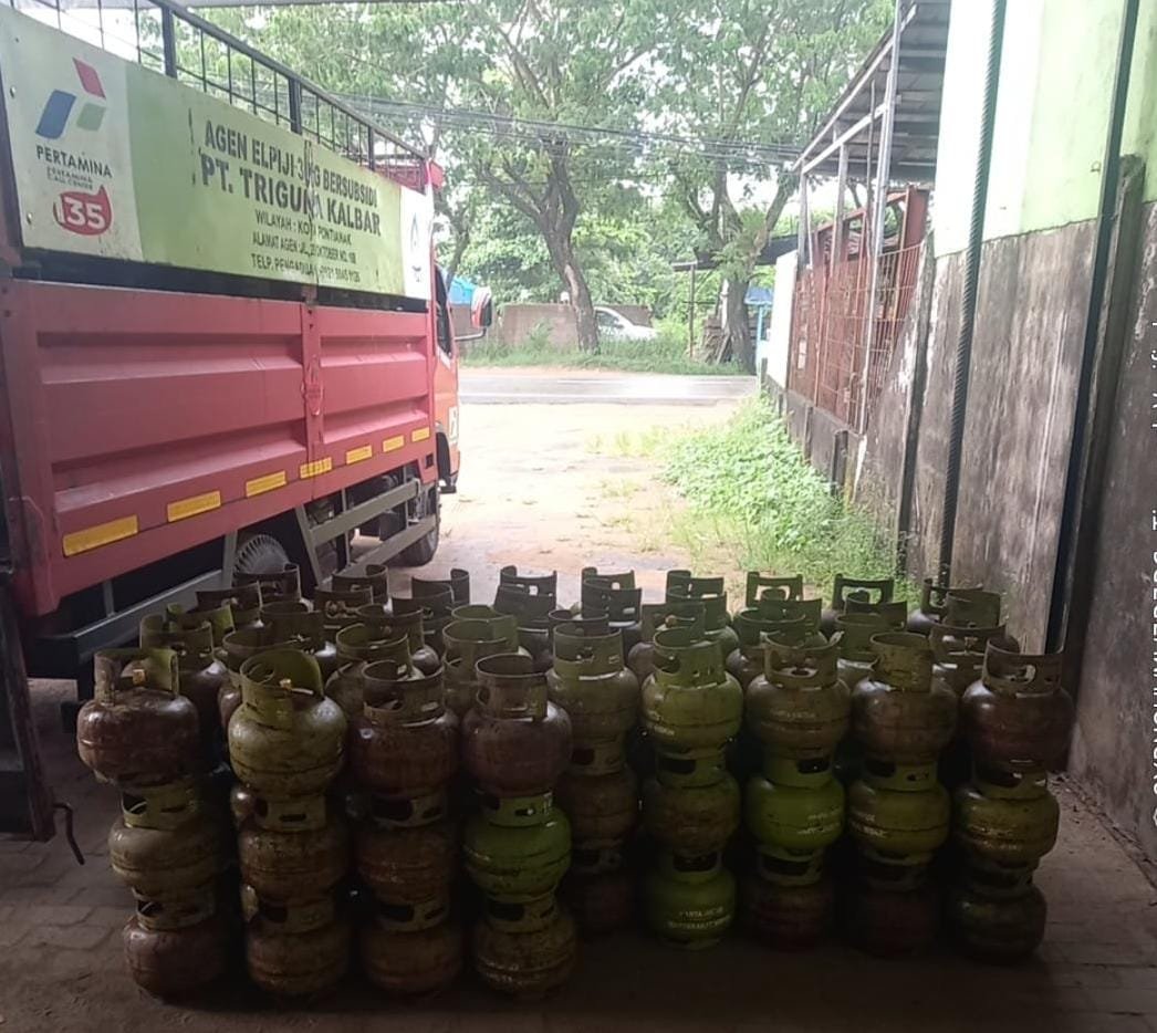 Pertamina menurunkan tabung LPG 3 kg tambahan di pangkalan Kota Pontianak, Kalimantan Barat.