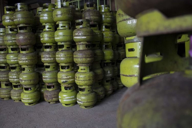 Tumpukan tabung gas elpiji 3 kilogram siap didistribusikan di salah satu pangkalan di Pontianak Timur, Rabu (18/9), seiring pasokan yang kembali normal dan harga yang turun ke Rp23 ribu per tabung.
