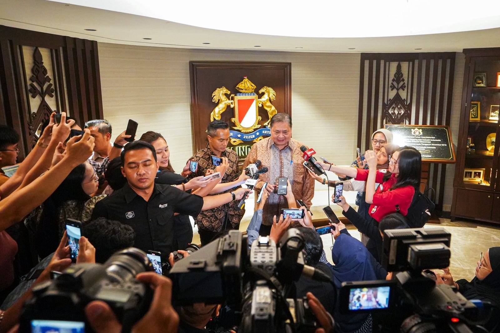 Menko Perekonomian Airlangga saat pertemuan dengan KADIN di Jakarta, Kamis (4/9).