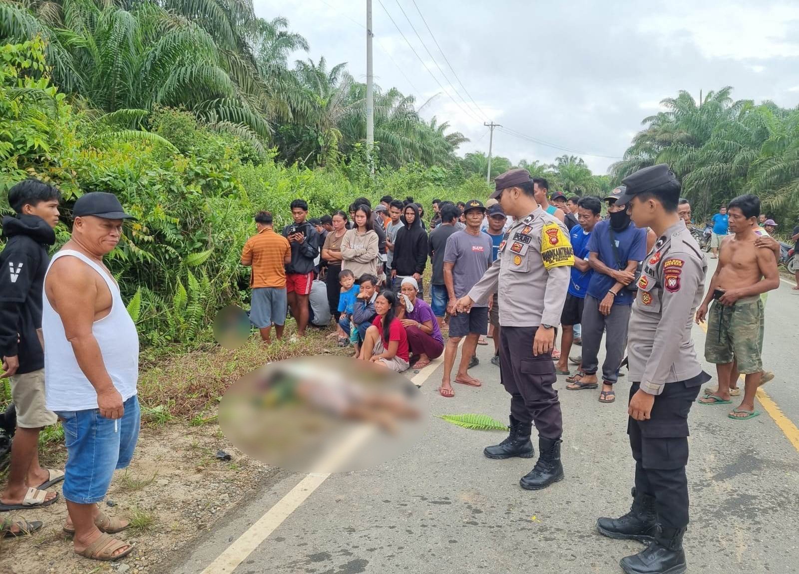 Polisi saat akan mengevakuasi kedua korban. Foto: Dok. Polres Sanggau