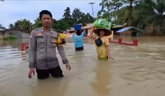 Warga di Kecamatan Marau saat mengungsi karena rumahnya terkena banjir. Foto: Dok. Polres Ketapang