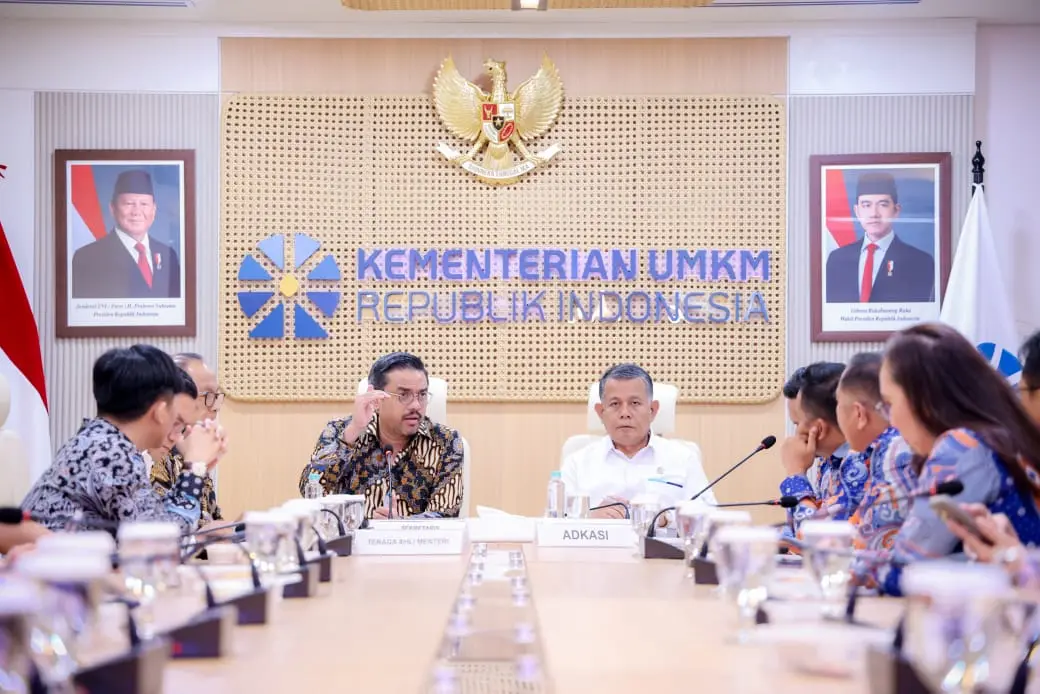 Menteri UMKM Maman Abdurrahman yang didampingi Wakil Menteri Helvi Moraza dan Sekretaris Kementerian UMKM Arif Rahman Hakim, saat menerima perwakilan Asosiasi DPRD Kabupaten Seluruh Indonesia (ADKASI) di Jakarta, Senin (27/10).