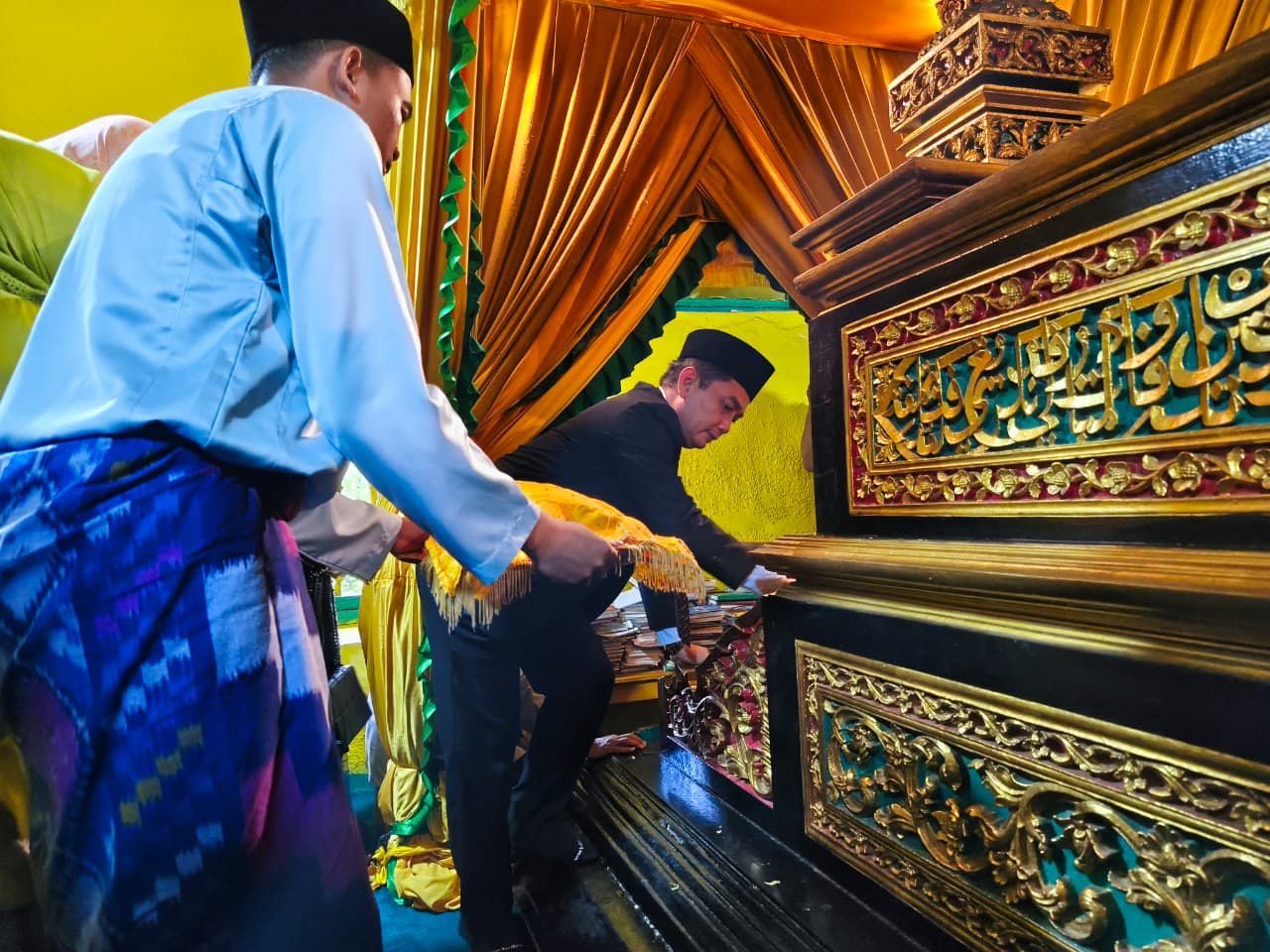 Wakil Wali Kota Pontianak, Bahasan saat berziarah ke makam Sultan Pontianak. Foto: Dok. Prokopim Pemkot Pontianak