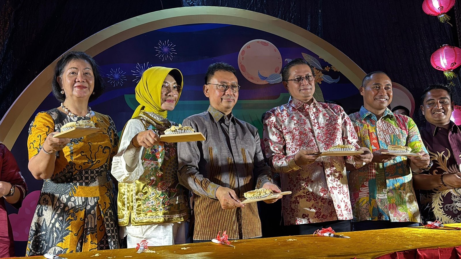 Wali Kota Pontianak berfoto bersama di Mooncake Festival 2025. Foto: Dok. Prokopim Pemkot Pontianak