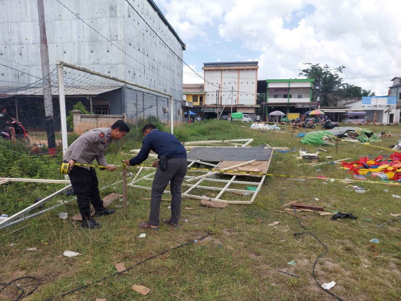 Polisi saat melakukan olah TKP di wahana yang roboh di halaman Kantor Camat Air Upas. Foto: Dok. Polres Ketapang