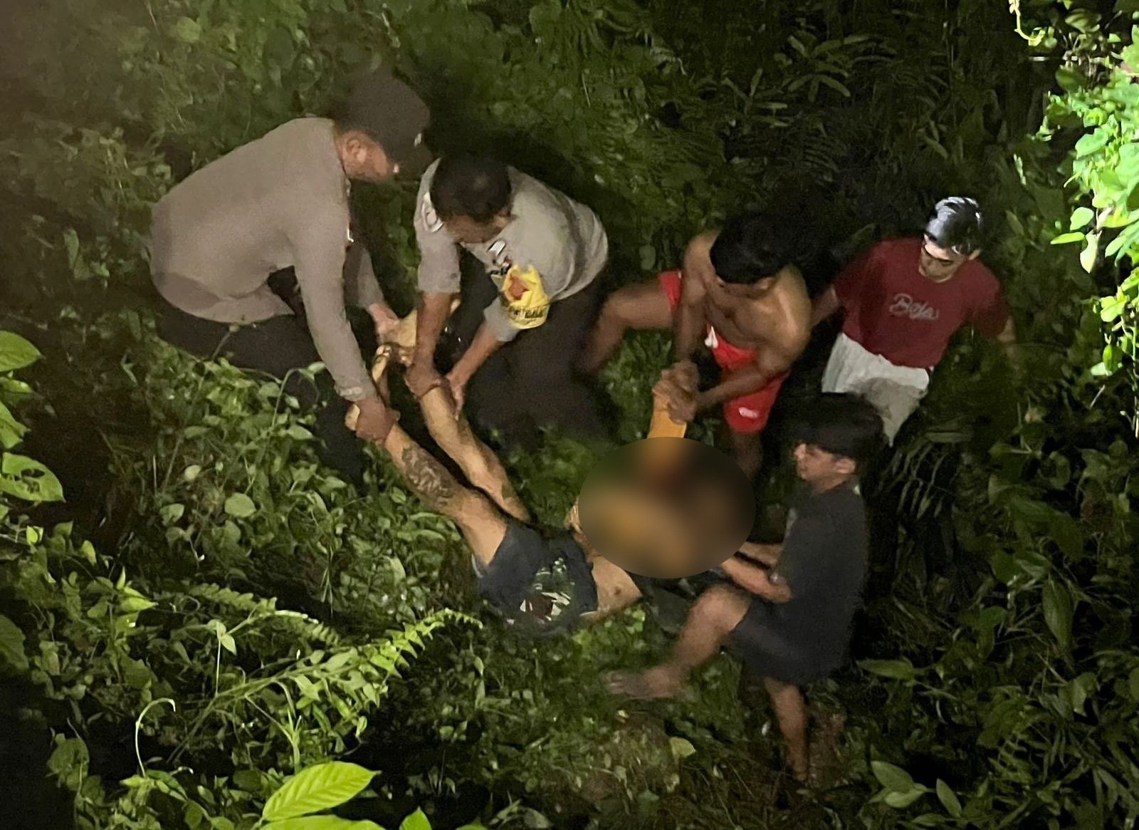 Korban saat dievakuasi dari tempat kecelakaan. Foto: Dok. Polres Sanggau
