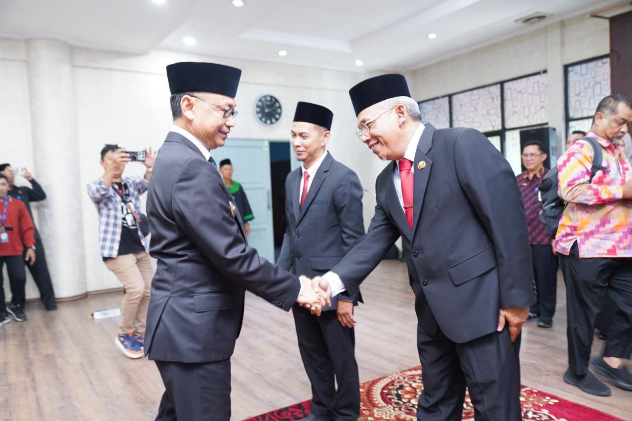 Wali Kota Pontianak Edi Rusdi Kamtono memberikan ucapan selamat kepada jajaran Dewan Pengawas yang baru dilantik.