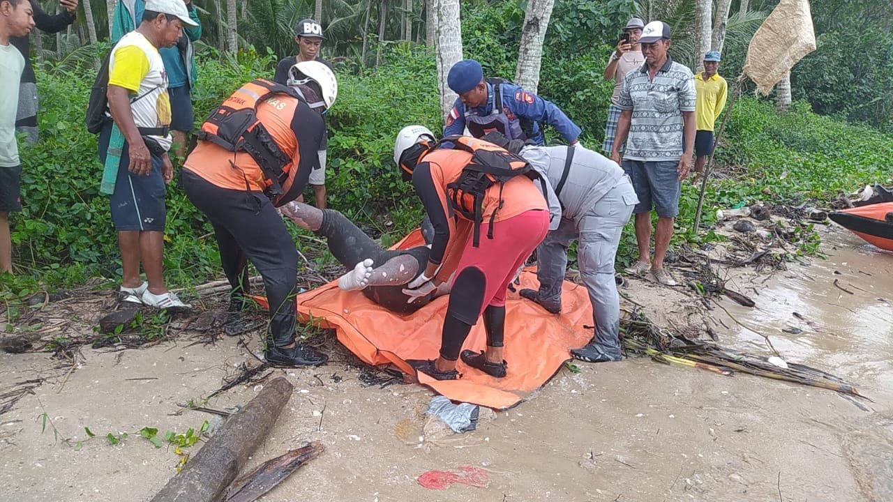 Korban skoci terbalik di Muara Pemangkat ditemukan meninggal dunia. Foto: Dok. Basarnas Sintete