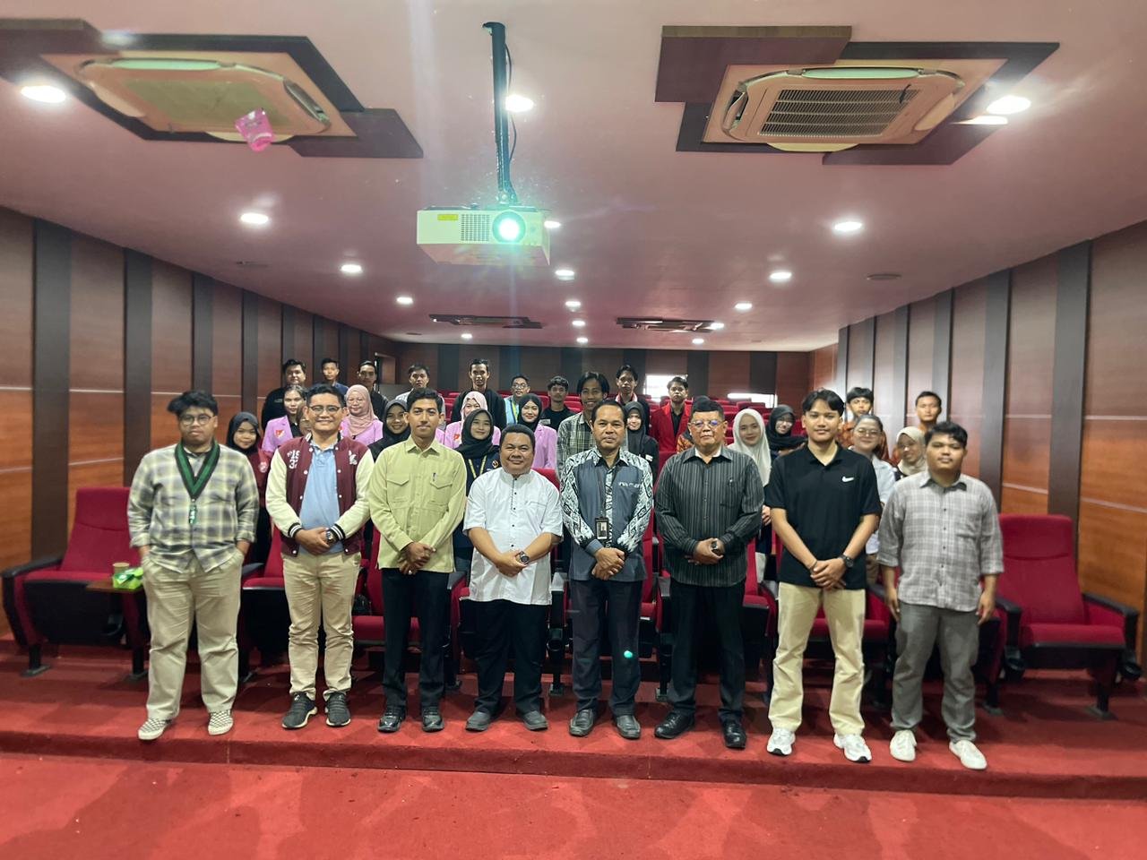Foto bersama usai dialog bersama Pemuda Muhammadiyah Kalbar. Foto: Dok. Istimewa