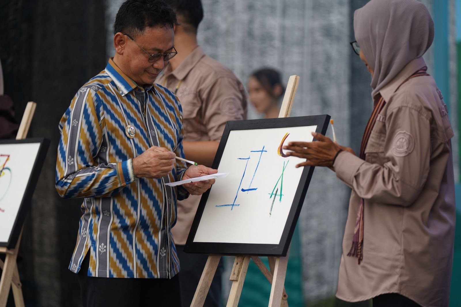 Wali Kota Pontianak, Edi Rusdi Kamtono saat berikan goresan pertama di kanvas. Foto: Prokopim Pemkot Pontianak