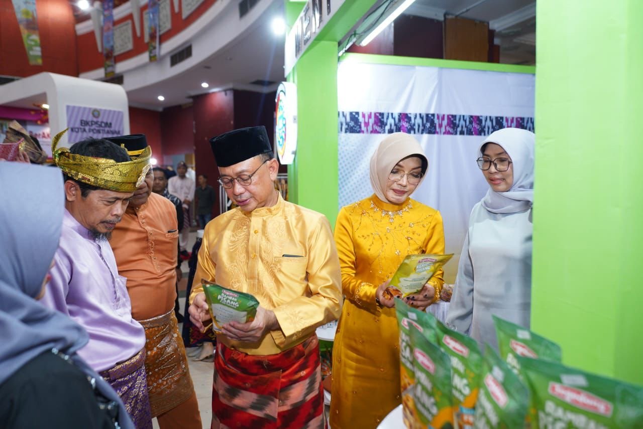 Wali Kota Pontianak Edi Rusdi Kamtono saat meninjau stand-stand Pontianak Expo International Exhibition 2025 di PCC. Foto: Dok. Prokopim Pemkot Pontianak