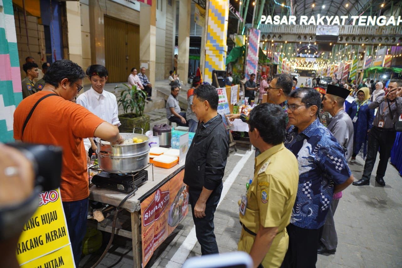 Wali Kota Pontianak, Edi Rusdi Kamtono saat mengunjungi salah satu stand di Pusat Kuliner Malam. Foto: Dok. Prokopim Pemkot Pontianak