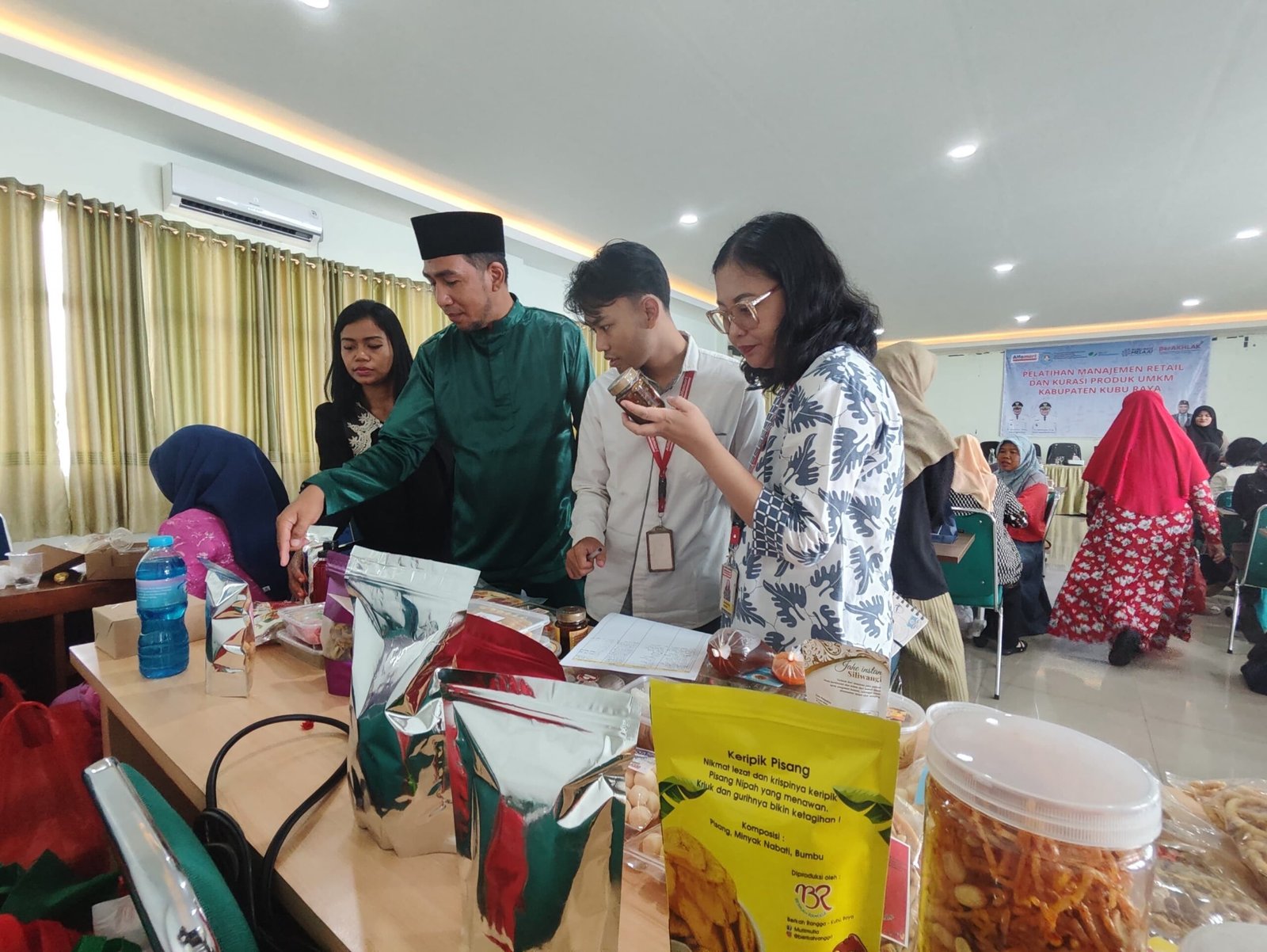 Pengusaha UMKM saat mendapatkan pelatihan dari Alfamart. Foto: Dok. Istimewa