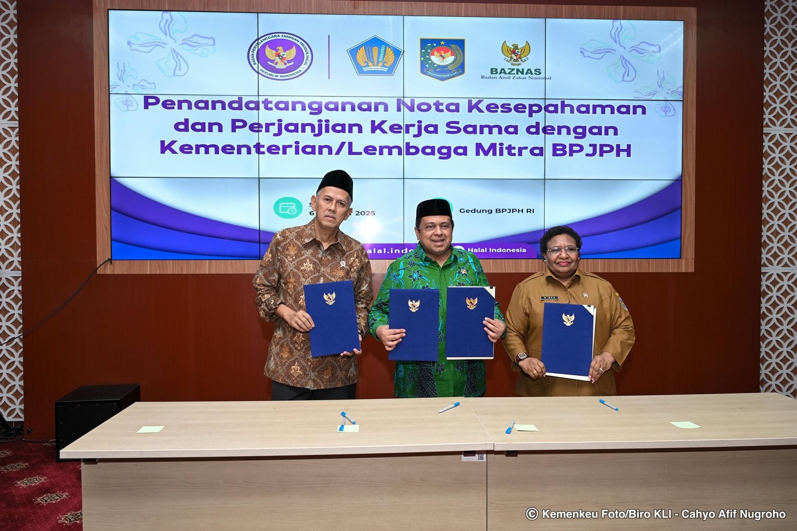 Wamenkeu Anggito Abimanyu menandatangani nota kesepahaman sinergi penyelenggaraan jaminan produk halal dan keuangan negara di Jakarta, Senin (6/10/2025). Pemerintah mendorong kolaborasi lintas sektor untuk memperkuat ekosistem halal nasional.