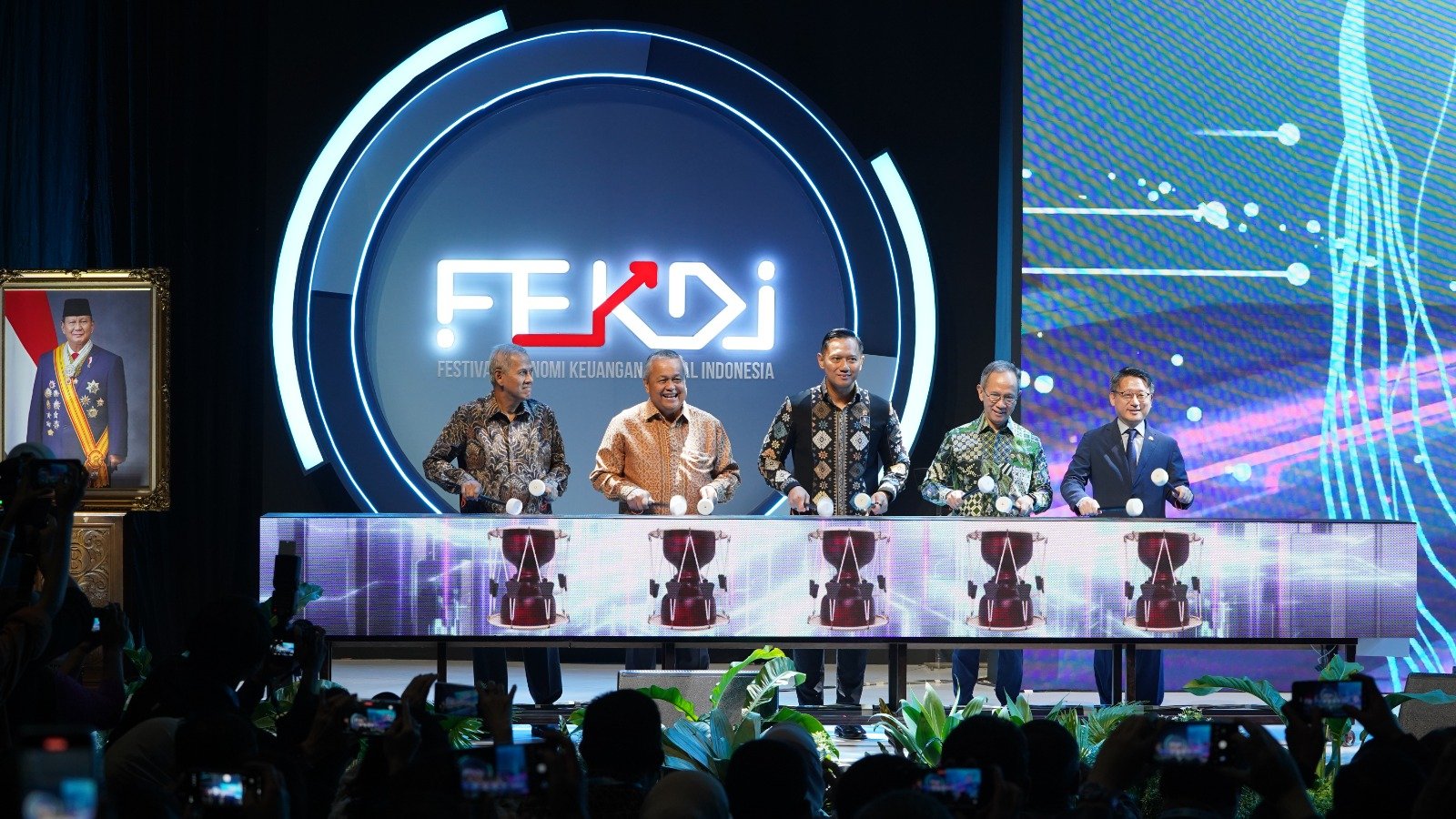 Pembukaan Festival Ekonomi Keuangan Digital Indonesia dan Indonesia Fintech Summit & Expo 2025 (FEKDI x IFSE 2025) di Hall B JICC Jakarta (30/10).