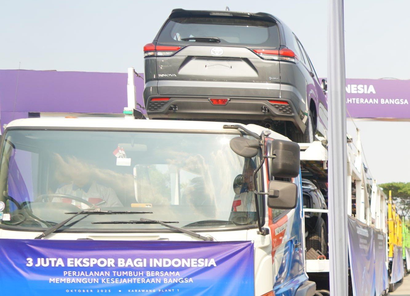 Seremoni Toyota Group Indonesia saat peringatan pencapaian ekspor ke-3 juta unit kendaraan.