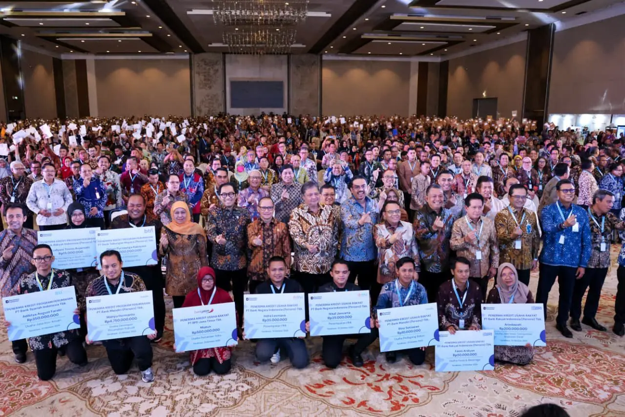 Acara Akad Massal KUR 800.000 Debitur dan Peluncuran Kredit Program Perumahan di Surabaya, Selasa (21/10).
