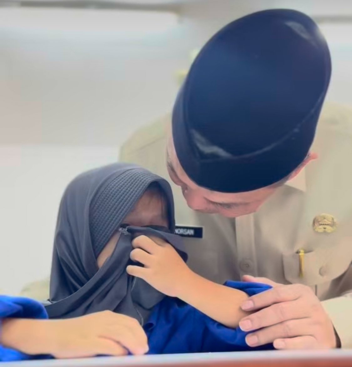 Gubernur Kalbar, Ria Norsan, Saat Membujuk Seorang Siswa Sekolah Rakyat yang menangis karena Rindu Orangtua.