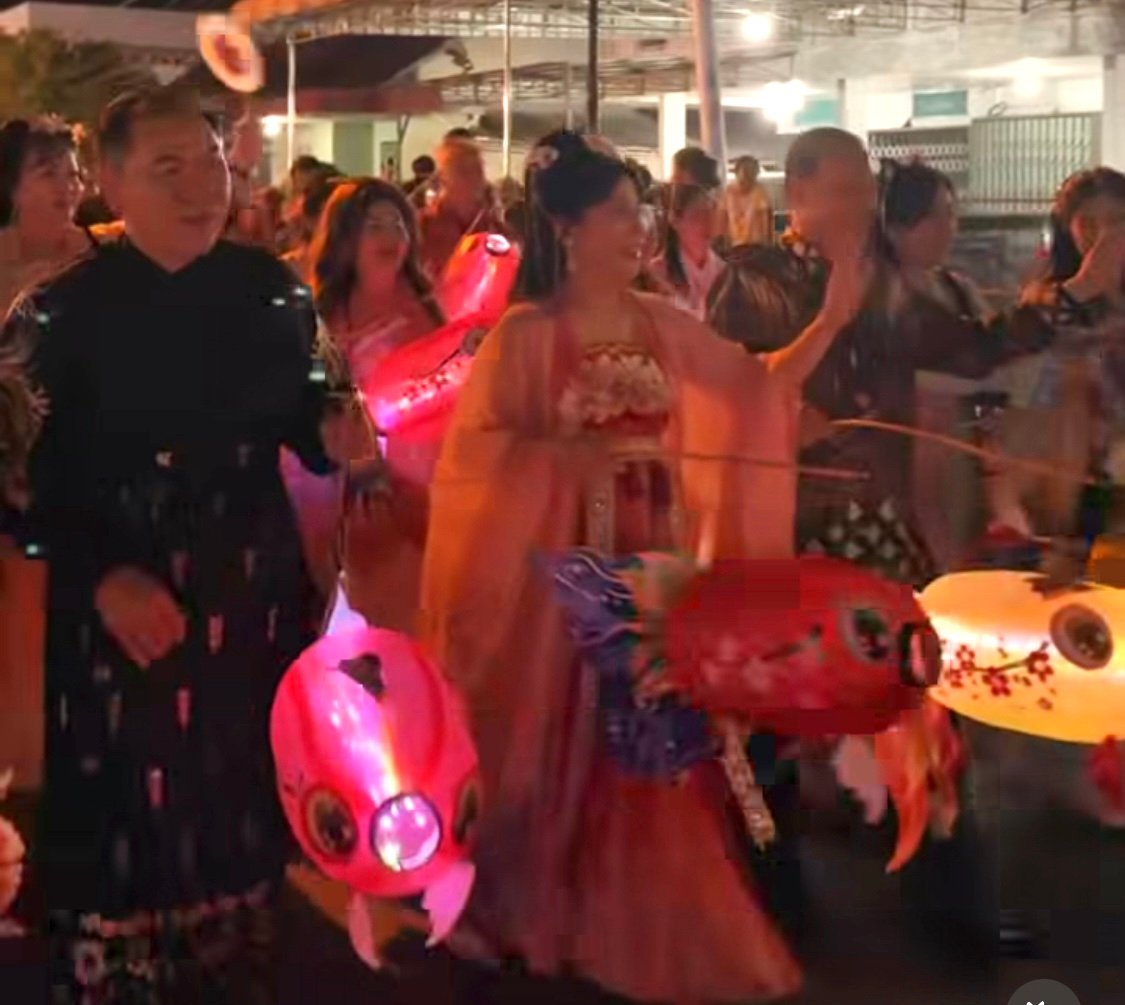 Wali Kota Singkawang, Tjhai Chui Mie, melambaikan tangan kepda warga di Parade Lampion Singkawang Mooncake Festival. Foto: Dok. istimewa