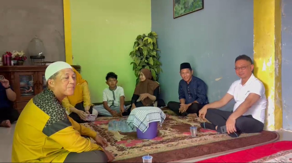 Wali Kota Pontianak, Edi Rusdi Kamtono, saat berkunjung ke rumah siswa yang meninggal usai tabrakan dengan tronton. Foto: Dok. Prokopim Pemkot Pontianak