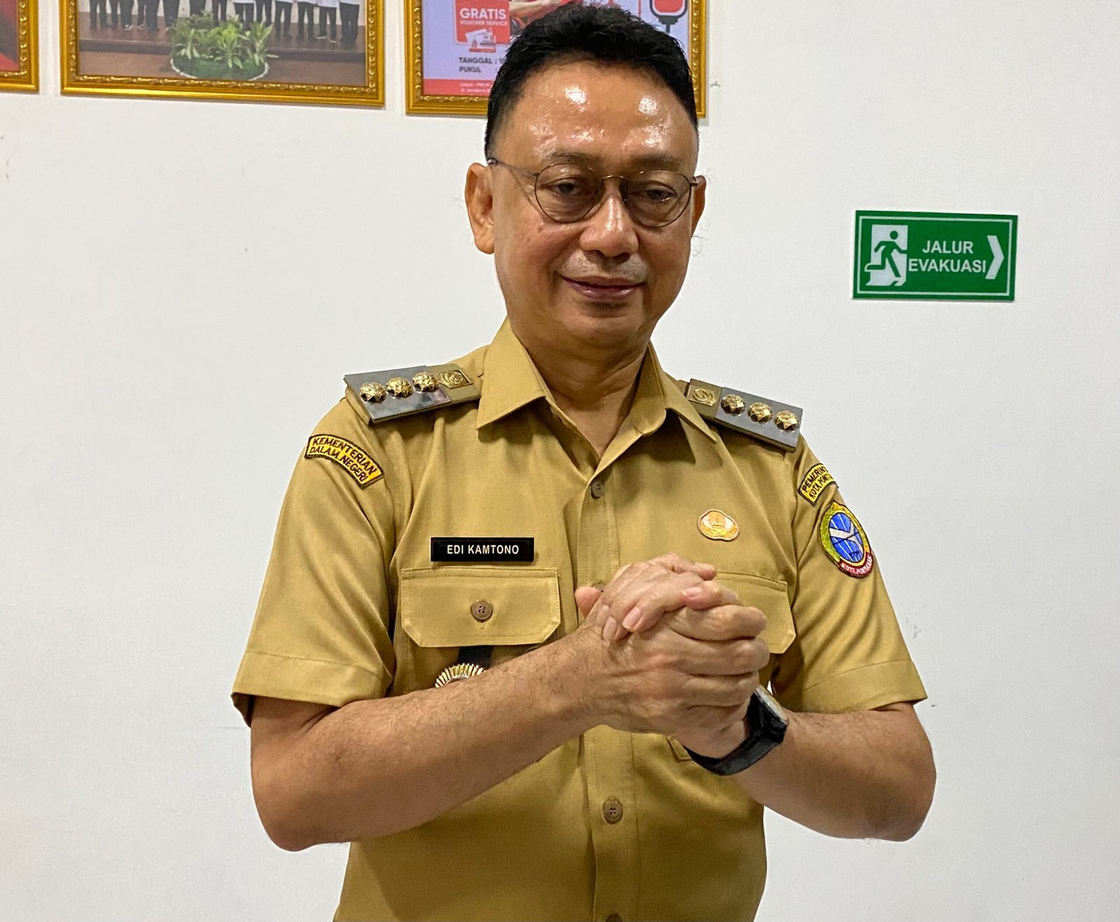 Wali Kota Pontianak, Edi Rusdi Kamtono, memperlihatkan salam 'Pontianak Bersahabat' untuk menyambut HUT Kota Pontianak ke-254