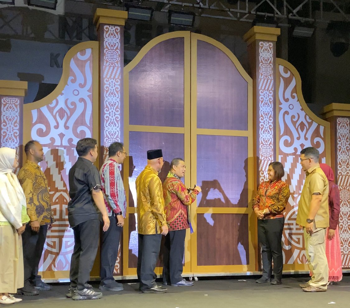 Gubernur Kalbar, Ria Norsan, saat membuka kunci pintu gerbang yang menandakan dimulainya Sepekan Festival Museum. Foto: Yulia Ramadhiyanti