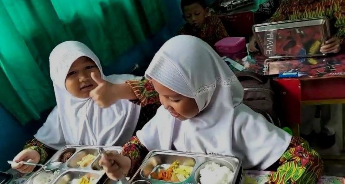 Siswa SD sedang menikmati menu MBG di sekolah. Foto: Dok. Istimewa