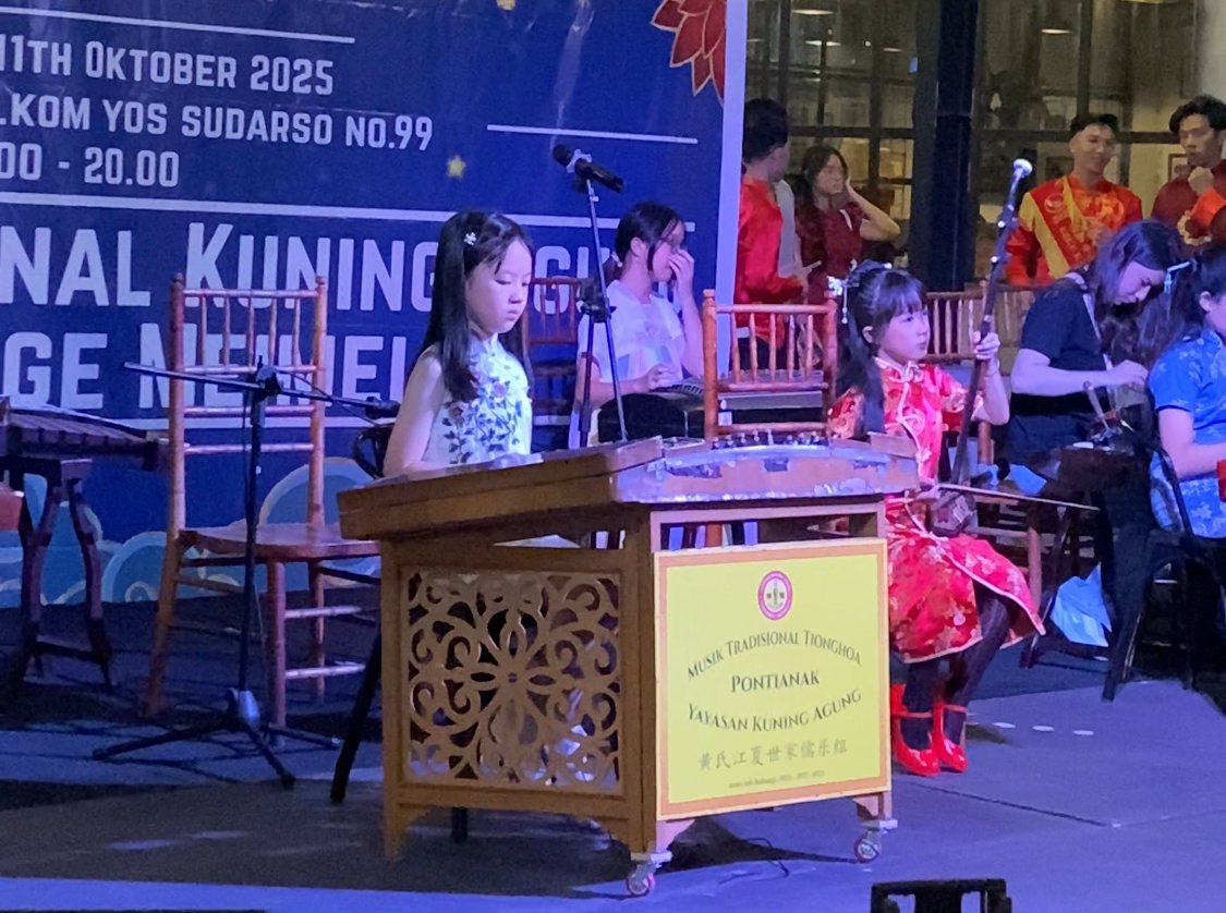 Seorang remaja di Pontianak sedang bermain alat musik di pertunjukan Musik Tradisional Kuning Agung. Foto: Yulia Ramadhiyanti