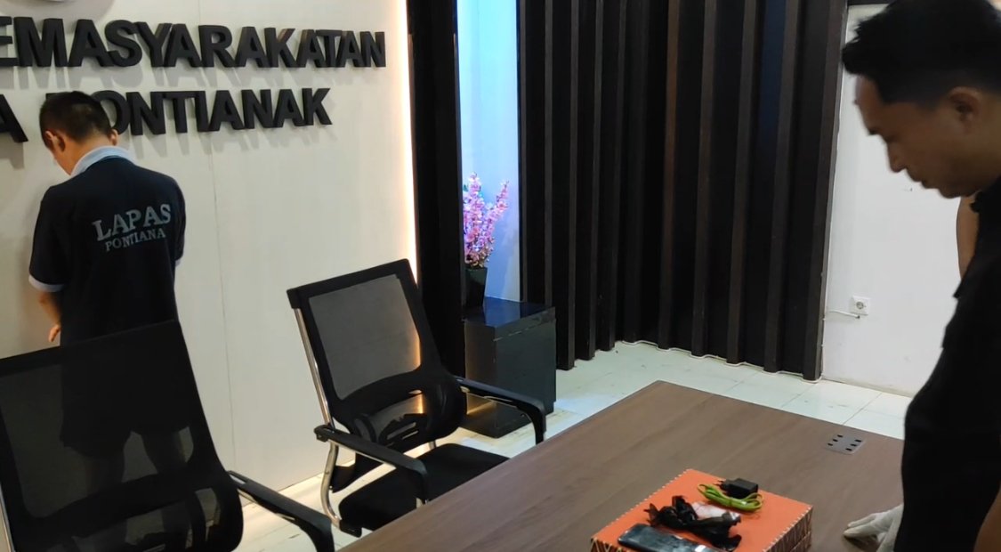 Warga binaan Lapas Kelas IIA Pontianak bersama barang bukti sabu. Foto: Dok. Istimewa