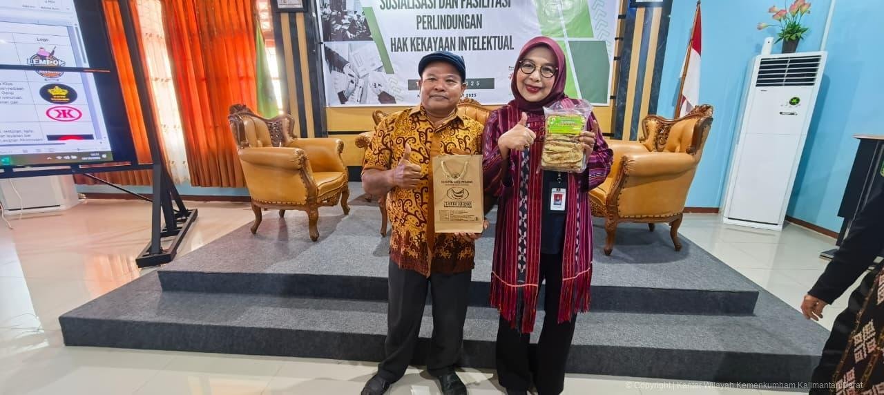 Kanwil Kemenkum Kalbar saat menyerahkan HKI kepads salah satu pengusaha UMKM di Sintang. Foto: Dok. Kanwil Kemenkum Kalbar