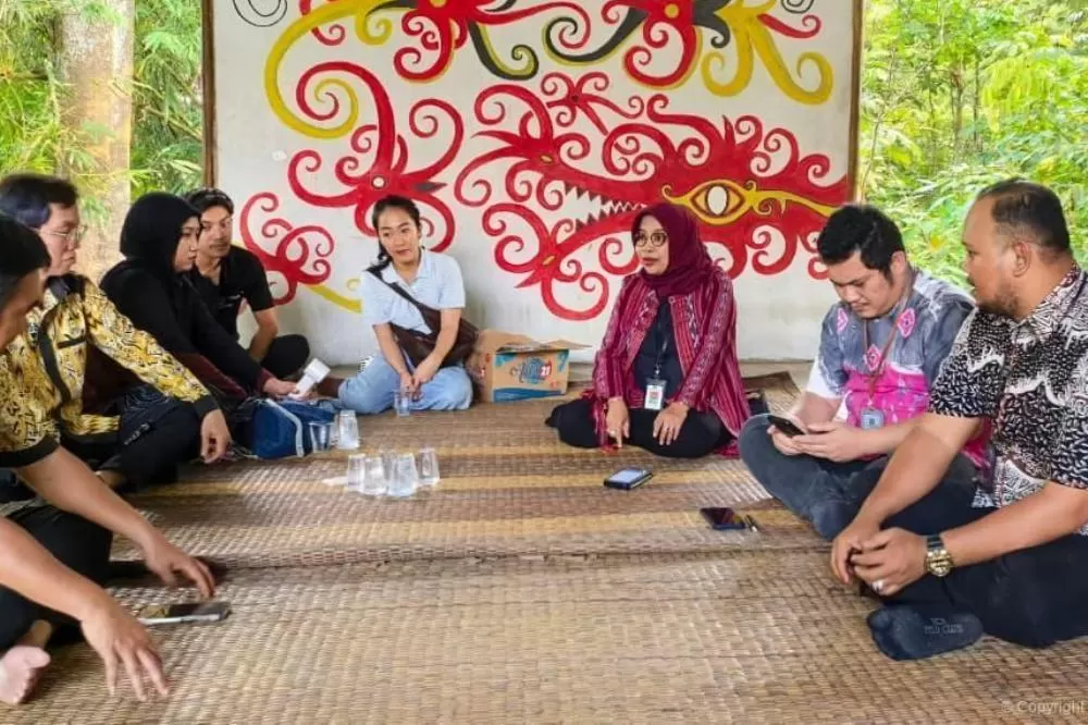 Kanwil Kemenkum Kalbar saar berdialog bersama di Badan Musyawarah Kebudayaan dan Kesenian (BMK) Sintang. Foto: Dok. Kanwil Kemenkum Kalbar