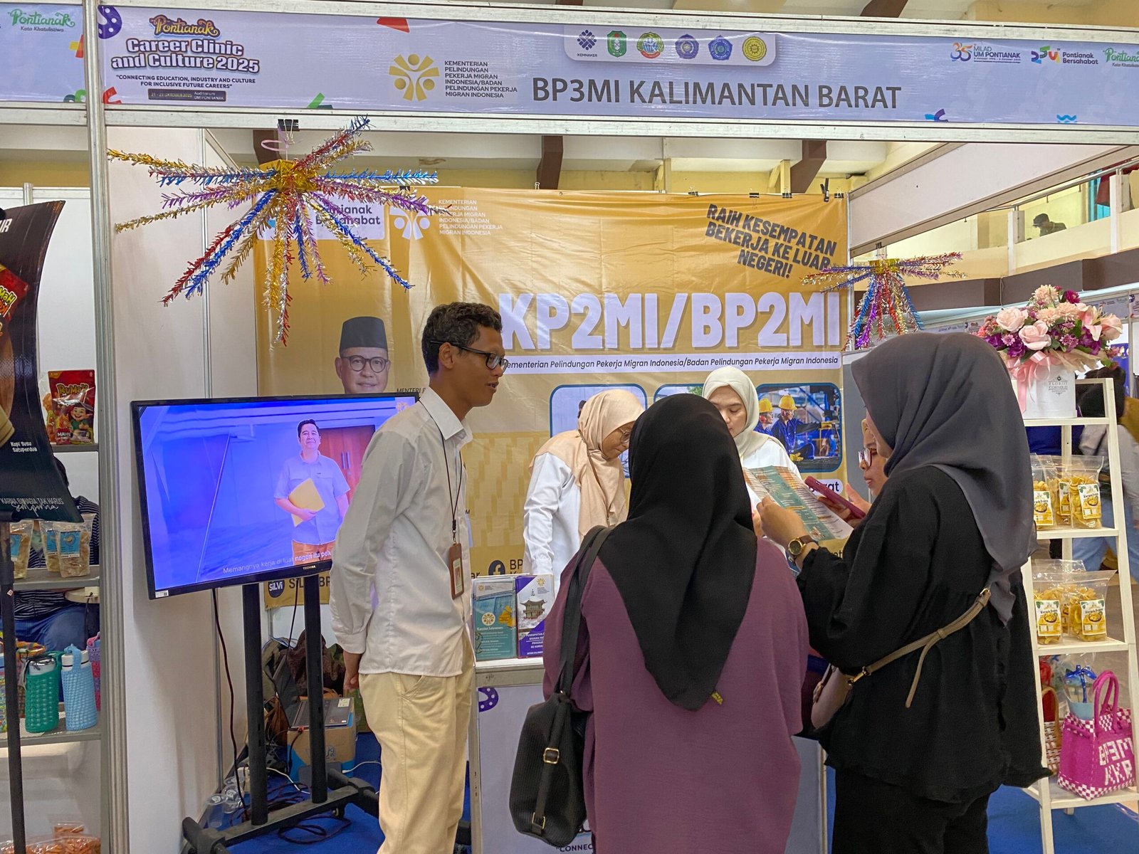 Booth KP2MI di 'Pontianak Career Clinic and Culture 2025'. Foto: Yulia Ramadhiyanti/klikwartaku